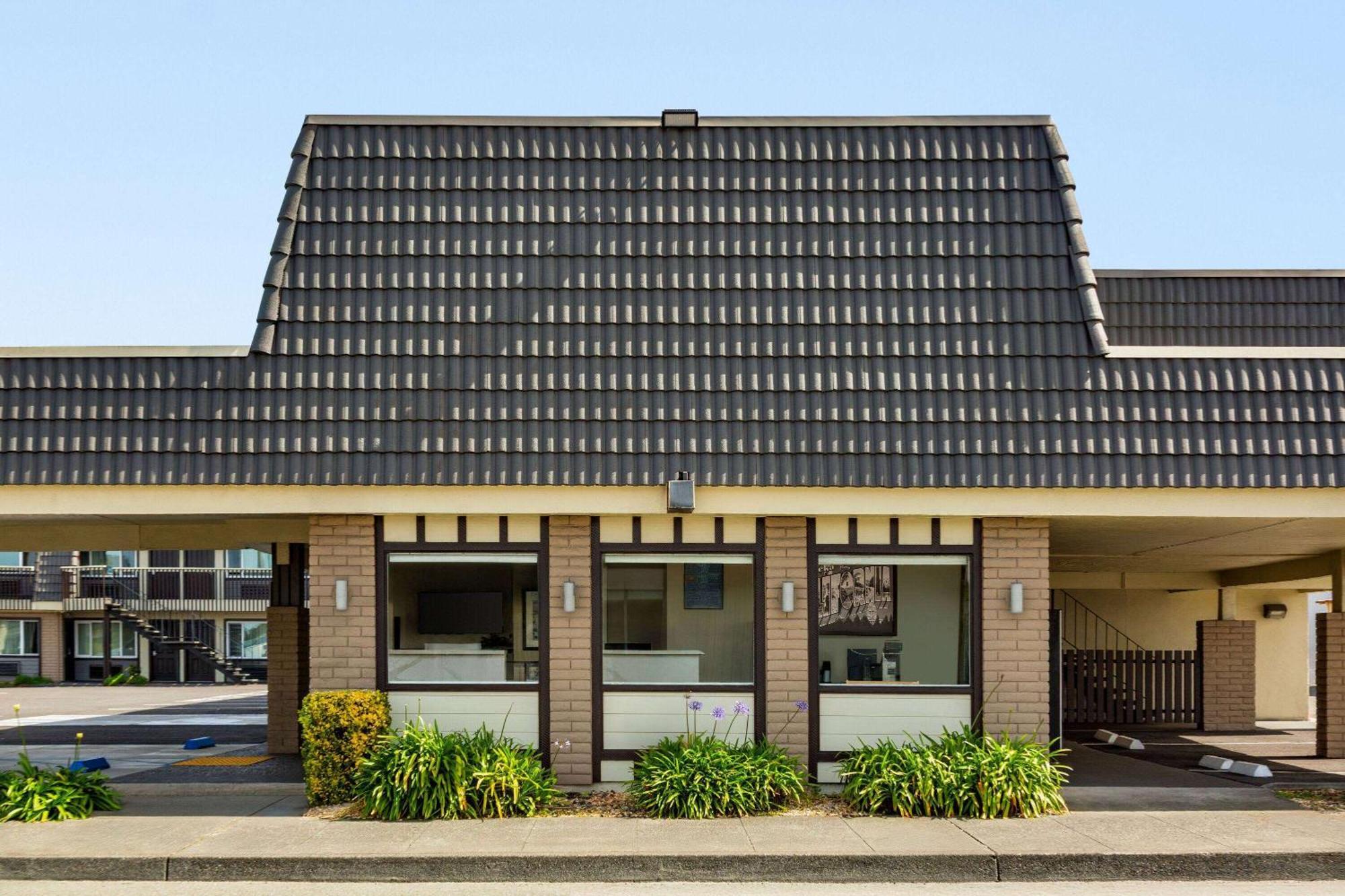Super 8 By Wyndham Eureka Hotel Exterior foto